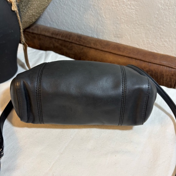 COACH Black Leather Crossbody Bag Preloved - Picture 2 of 15
